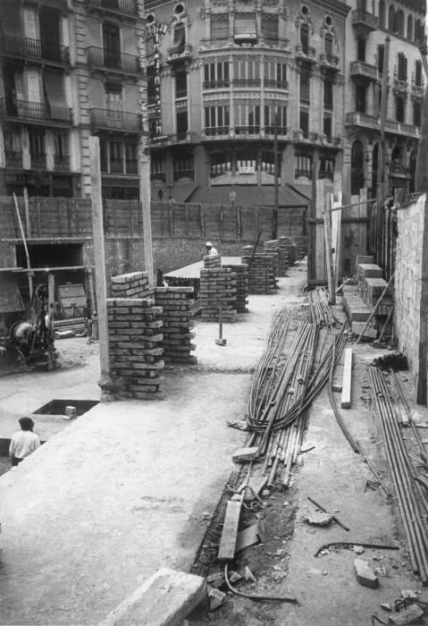 Los operarios del acero   Las 45 fotografías  realizadas entre 1935 y 1936, permiten conocer los métodos de construcción de la época, los materiales utilizados (cemento y acero, principalmente), los medios de transporte (carretas tiradas por burros) o las condiciones laborales de los trabajadores, que no disponían de grandes medidas de seguridad (sin casco, por ejemplo) y vestían con ropa de calle. Las fotografías de esta página muestran los trabajos en el sótano del edificio.