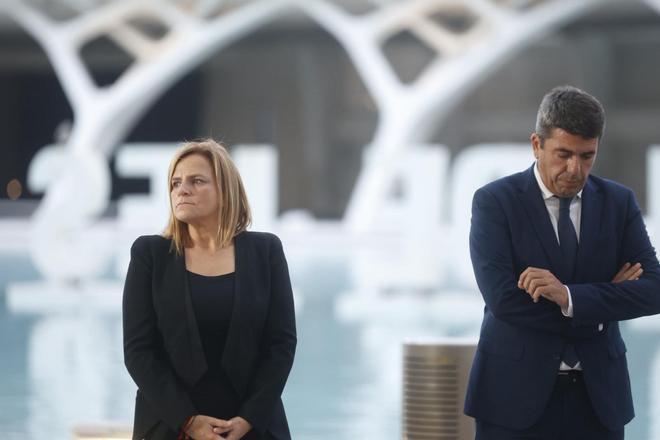 Familiares de las víctimas y personalidades políticas llegan al funeral de Estado en València