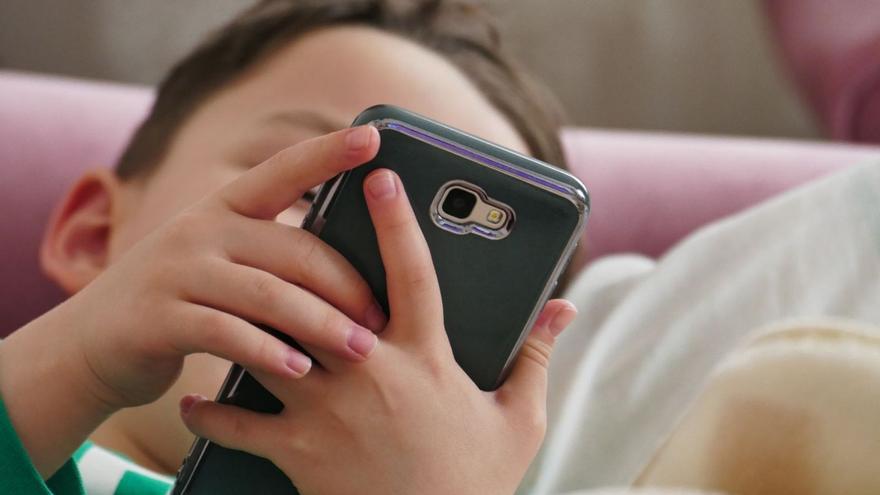 Un menor de edad utiliza un teléfono móvil. | | E.D.