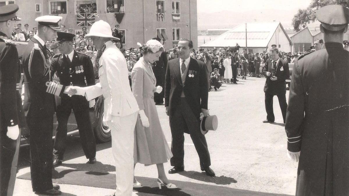 La reina Isabel II durante su visita a Gibraltar en 1954.- Foto cecida por Gibraltar Government Archives al escritor a Luis Romero para su libro El Consulado General de España en Gibraltar, una historia casi desconocida.