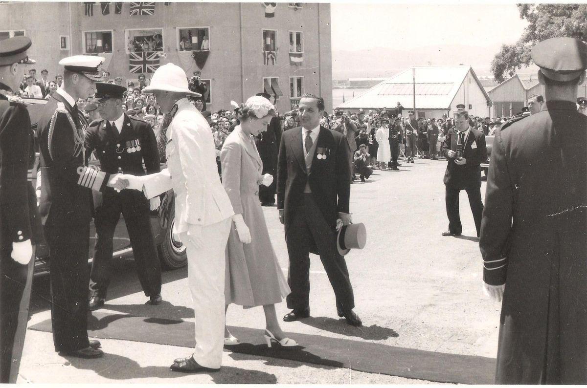 La reina Isabel II durante su visita a Gibraltar en 1954.- Foto cecida por Gibraltar Government Archives al escritor a Luis Romero para su libro El Consulado General de España en Gibraltar, una historia casi desconocida.