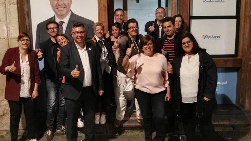 Javier Bas con todo su equipo, ayer por la noche, celebra la victoria electoral en Redondela. // FdV