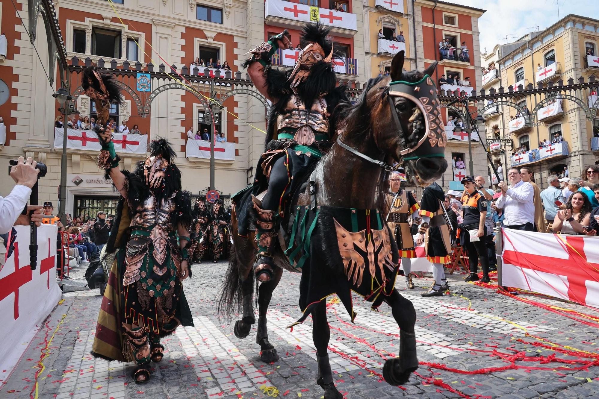 Alcoy se entrega al espectáculo de las tropas cristianas