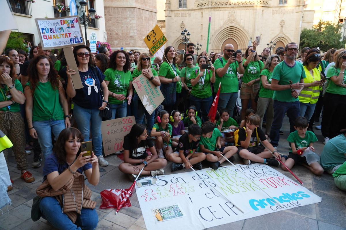 El profesorado protagoniza una histórica y multitudinaria manifestación en Castelló