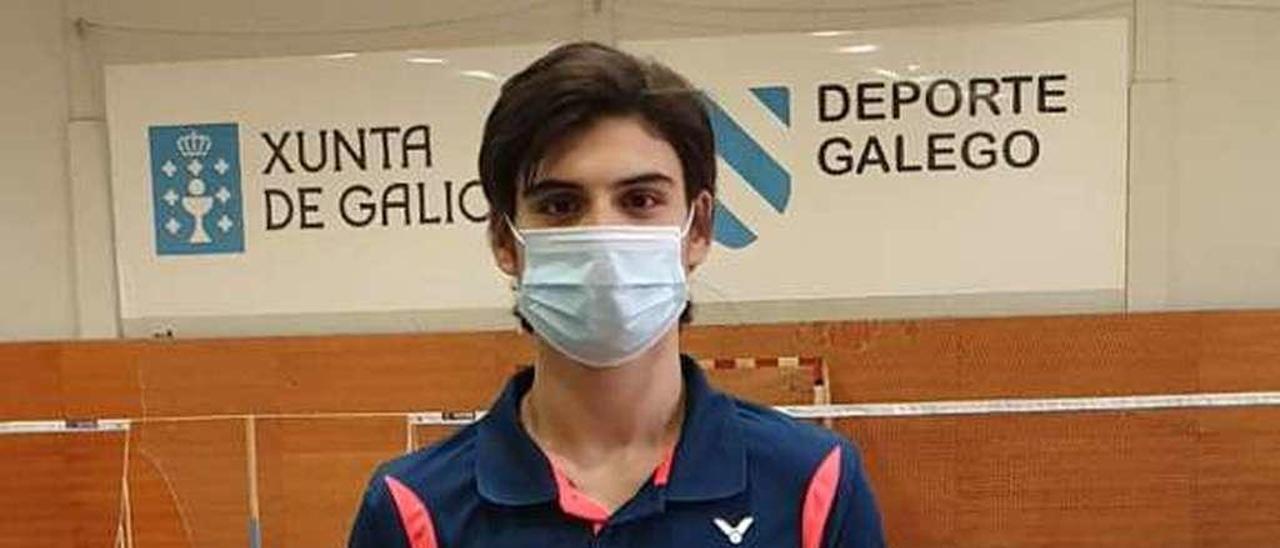 Rodrigo Sanjurjo posa con mascarilla en el CGTD pontevedrés.