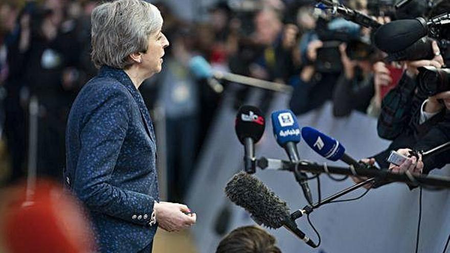 La primera ministra britànica, Theresa May, atén els mitjans abans de la reunió amb els líder de la UE