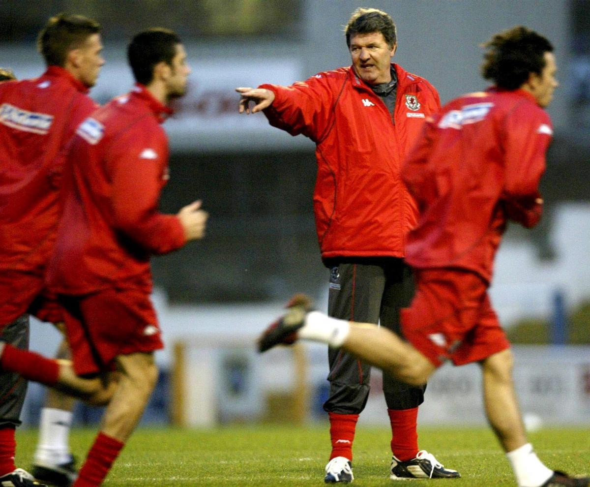 John Toshack durante un entrenamiento de la Selección de Gales
