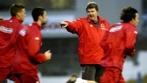 John Toshack durante un entrenamiento de la Selección de Gales
