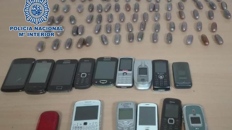 Dos detenidos con 91 bellotas de hachís y 15 teléfonos móviles