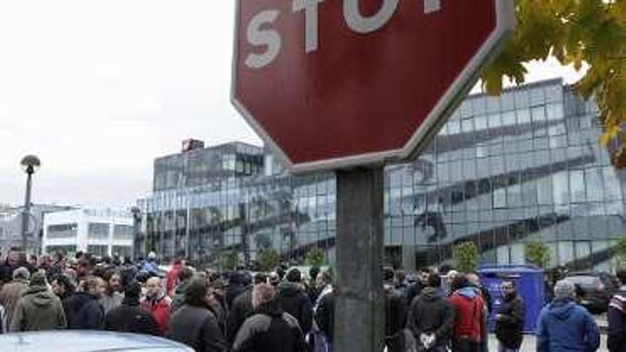 Trabajadores ante la sede de Duro Felguera en Gijón.