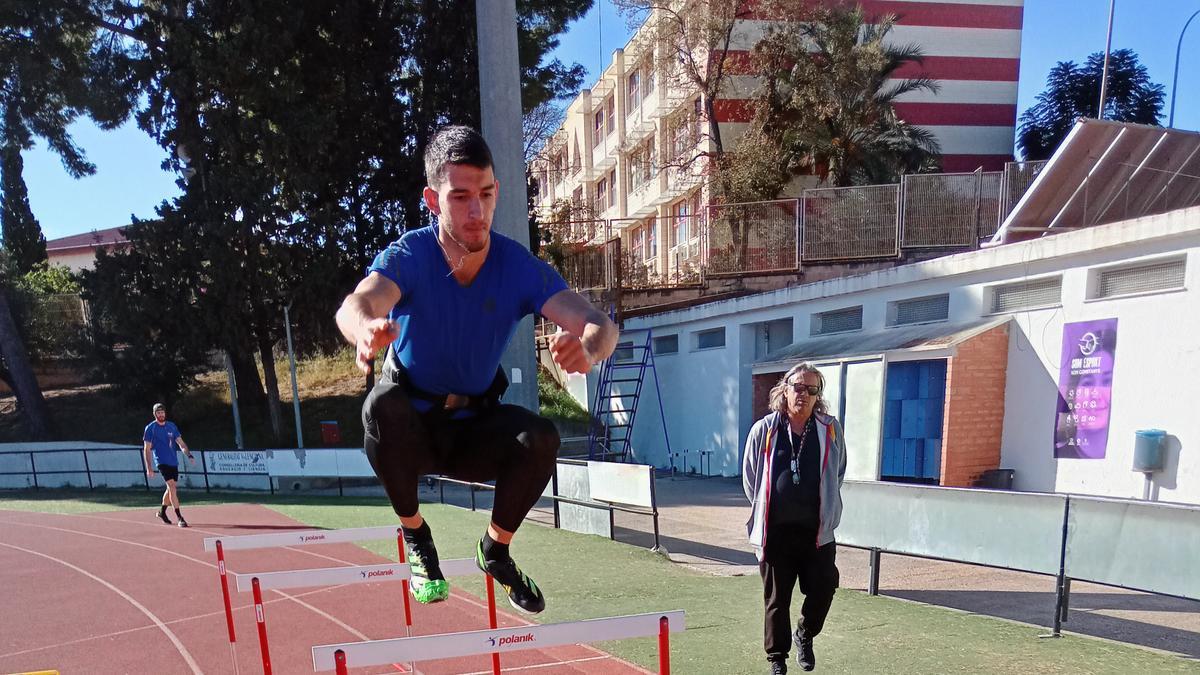 Quique Llopis entrena ante la atenta mirada de su preparador Toni Puig