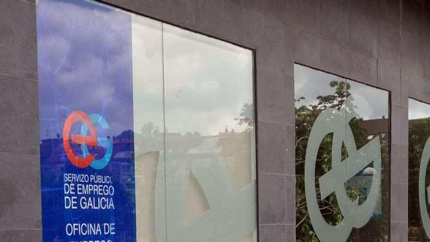 Un hombre camina junto a la oficina del INEM de Vilagarcía, a donde acuden los perceptores de la Risga para sus proyectos laborales. NP.