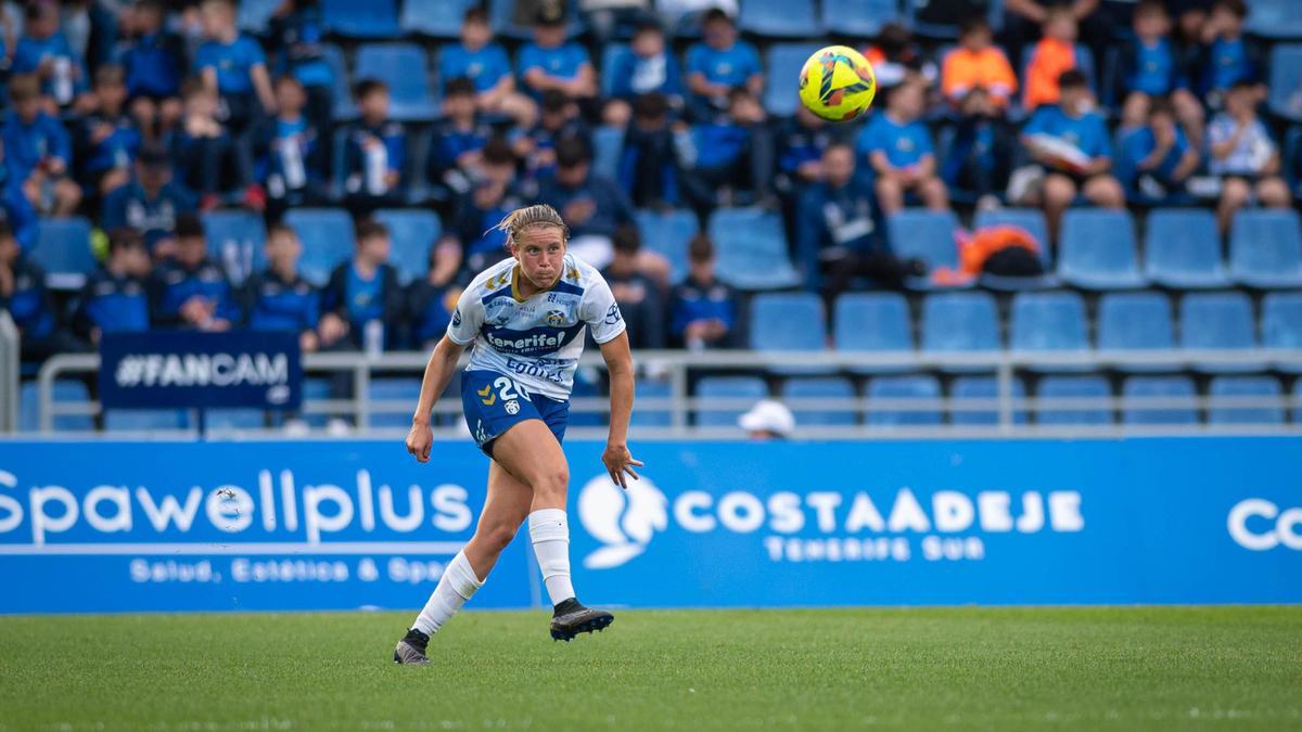 María Estella despeja un balón en el duelo contra el FC Barcelona.