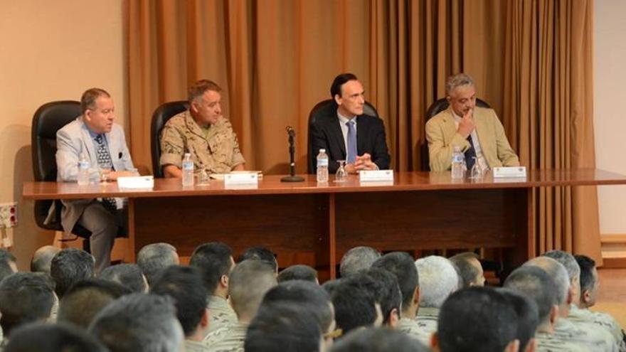 Cerro Muriano acoge una conferencia de la Universidad sobre 'Microbios y salud'