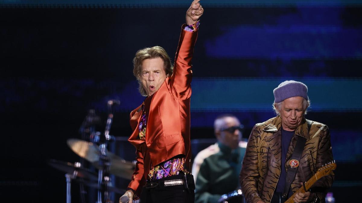 El cantante de The Rolling Stones, Mick Jagger (i), durante el concierto ofrecido este miércoles en el estadio Wanda Metropolitano, en Madrid.