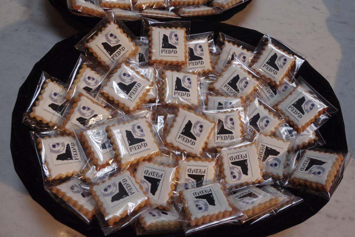 Galletas conmemorativas del centenario de la Piedad que se repartieron en la presentación de los actos.