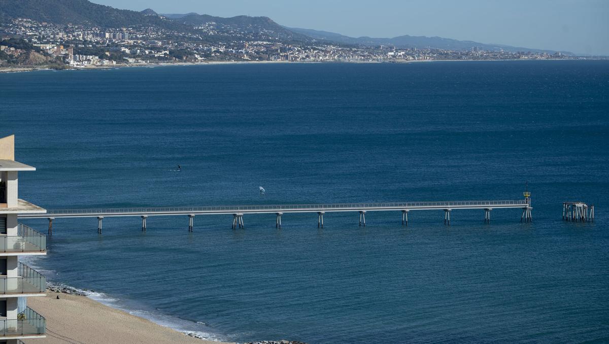 Vista del Pont del Petroli en Badalona, partido en dos desde 2020