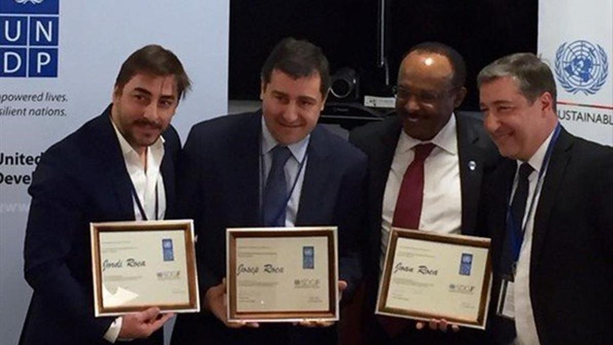 Los hermanos Jordi, Josep y Joan Roca reciben el diploma que les acredita como Embajadores de Buena Voluntad del Programa de Naciones Unidas para el Desarrollo (PNUD) de manos del administrador asociado del PNUD, Tegenework Gettu.