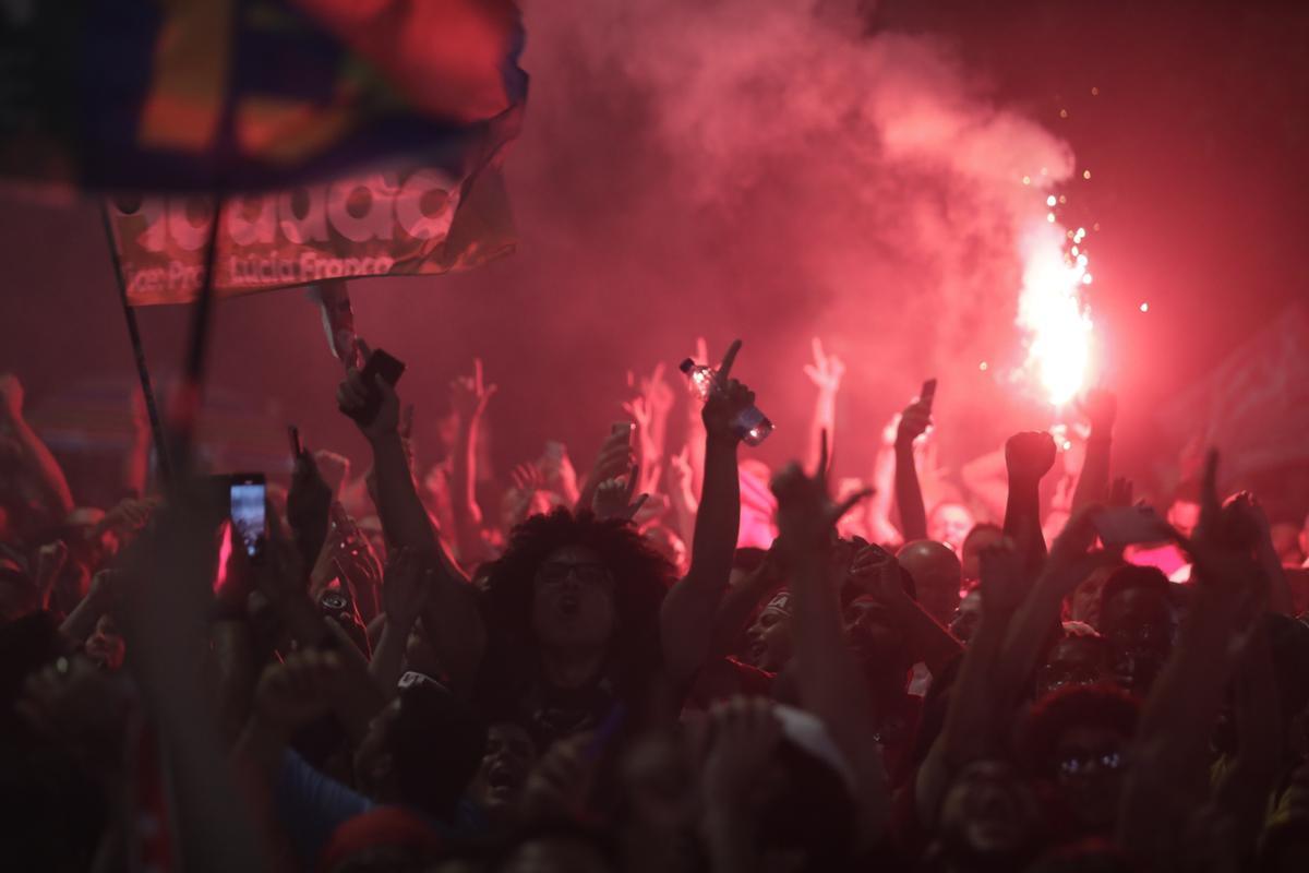 AME9781. SAO PAULO (BRASIL), 30/10/2022.- Simpatizantes de Luiz Inácio Lula da Silva celebran mientras se realiza el conteo inicial de la segunda ronda de las elecciones presidenciales, hoy, en la Avenida Paulista de Sao Paulo (Brasil). El exmandatario Luiz Inácio Lula da Silva ganó este domingo la segunda vuelta de las elecciones presidenciales en Brasil con un 50,83 % frente al 49,17 % que obtuvo el actual gobernante, Jair Bolsonaro, con el 98,81 % de las urnas escrutadas. EFE/ Fernando Bizerra