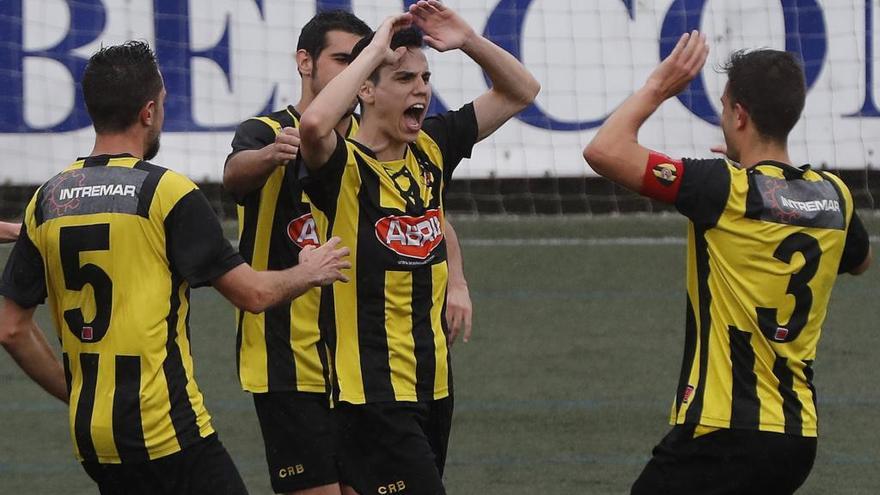 Los jugadores del Bouzas, en el partido anterior ante el Cayón. // R. Grobas