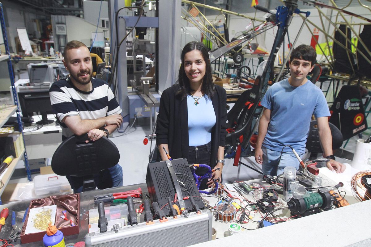 Los tres estudiantes, en los laboratorios de Aeronáutica de Ourense, ubicados en el edificio del Campus Auga.