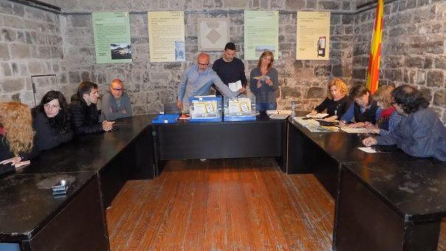 Recompte de vots dels primers pressupostos participatius de Santpedor, ahir a la sala de plens