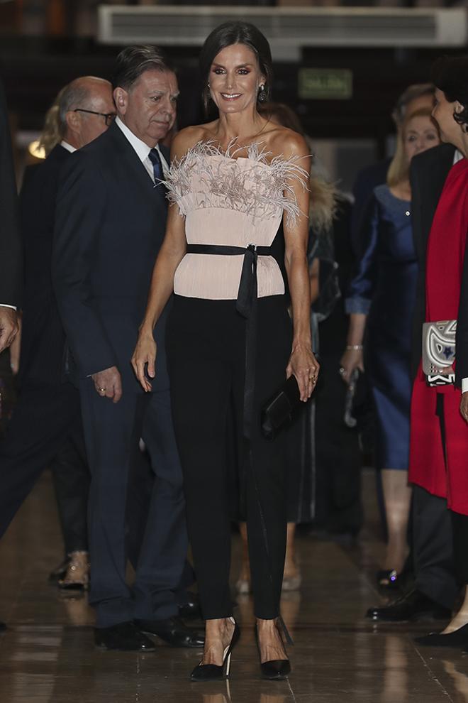 La reina Letizia con pantalón negro y top de plumas de The 2nd Skin