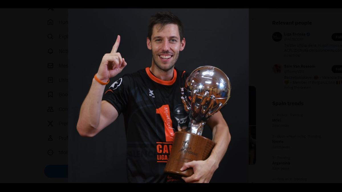 Van Rossom, con el trofeo de la Liga Endesa ganada por el Valencia Basket.
