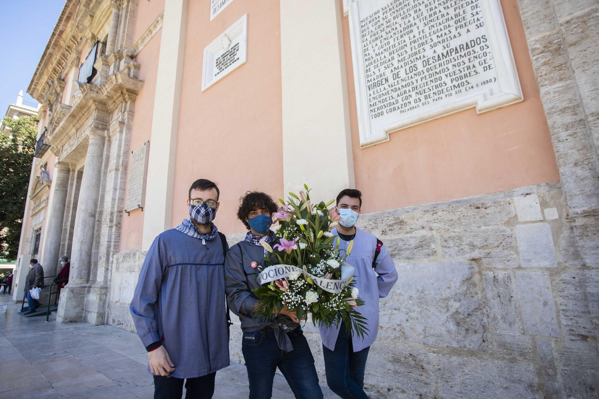 Flores de los falleros a la Virgen en el primer día de la "no ofrenda"