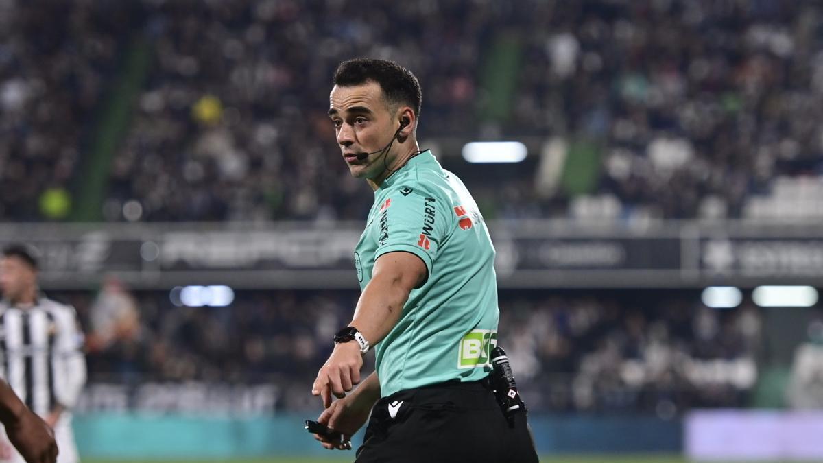 El árbitro del encuentro, Alejandro Morilla.