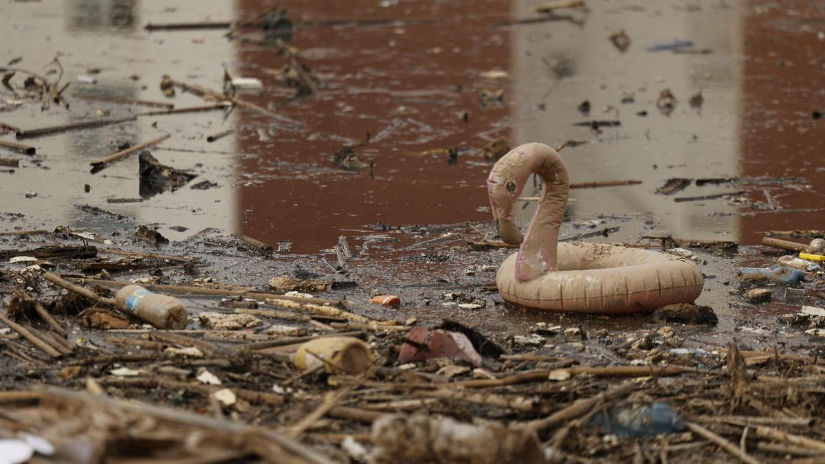 Un flotador infantil sobre el barro ayer lunes, 20 días después del paso de la dana, en una calle de Paiporta.