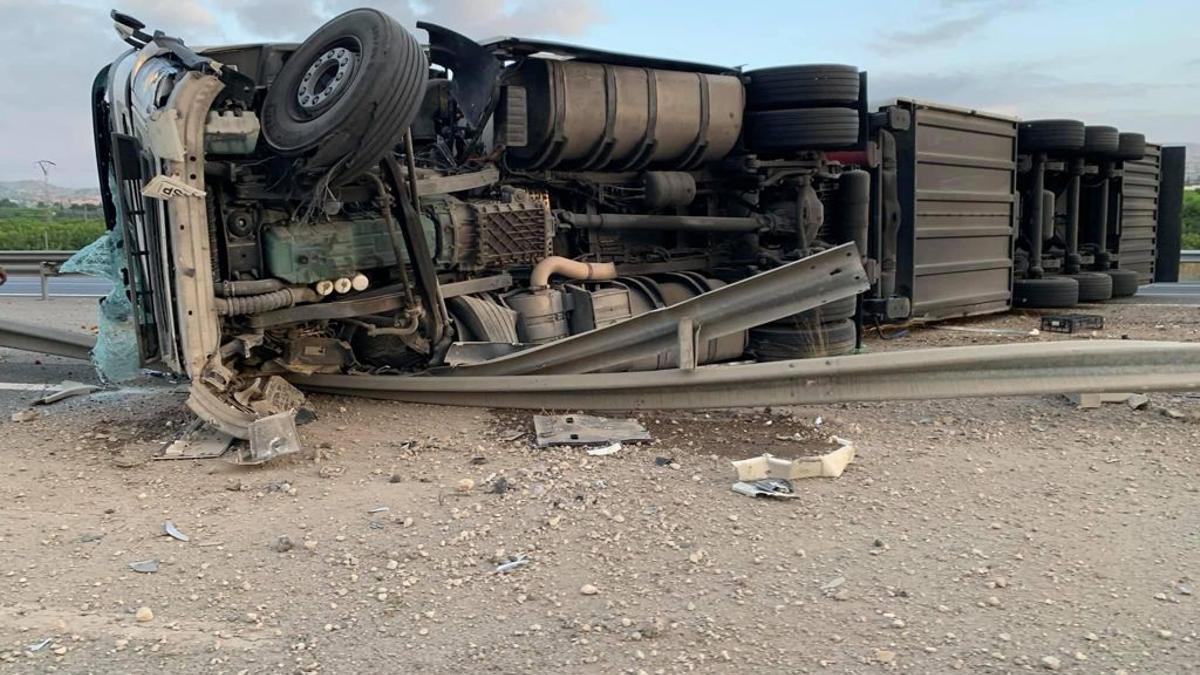 Camión volcado atravesando ambas direcciones de la autovía.