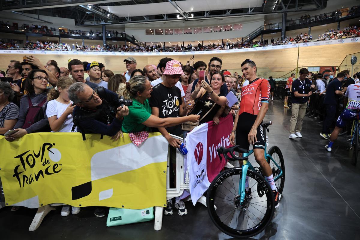 Combloux (France), 23/07/2023.- French rider Warren Barguil of Team Arkea Samsic takes pictures with fans at the Velodrome National de Saint-Quentin-en-Yvelines before the start of the 21st and final stage of the Tour de France 2023 over 115kms from Saint-Quentin-en-Yvelines to Paris Champs-Elysee, France, 23 July 2023. (Ciclismo, Francia, Roma) EFE/EPA/CHRISTOPHE PETIT TESSON
