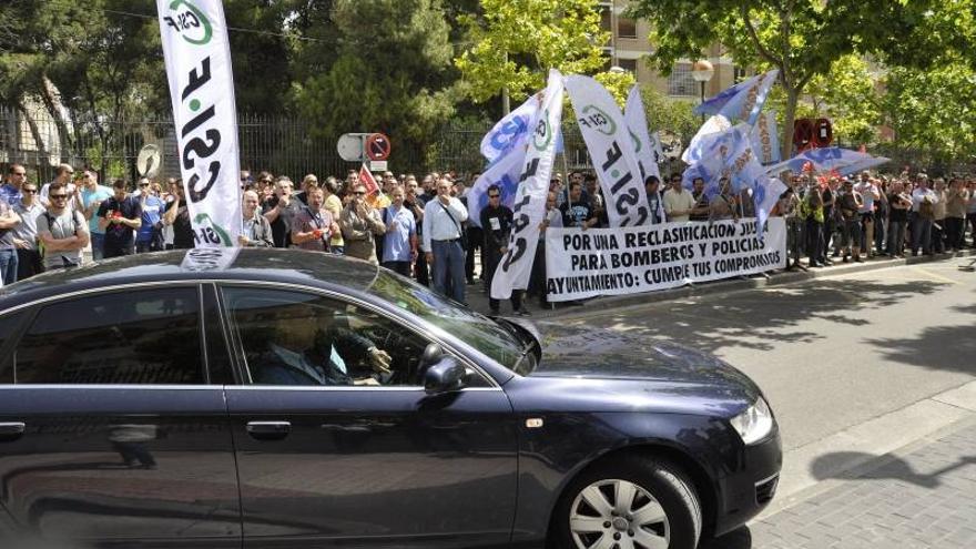 La Policía de Zaragoza celebra su patrona ante una sonora protesta