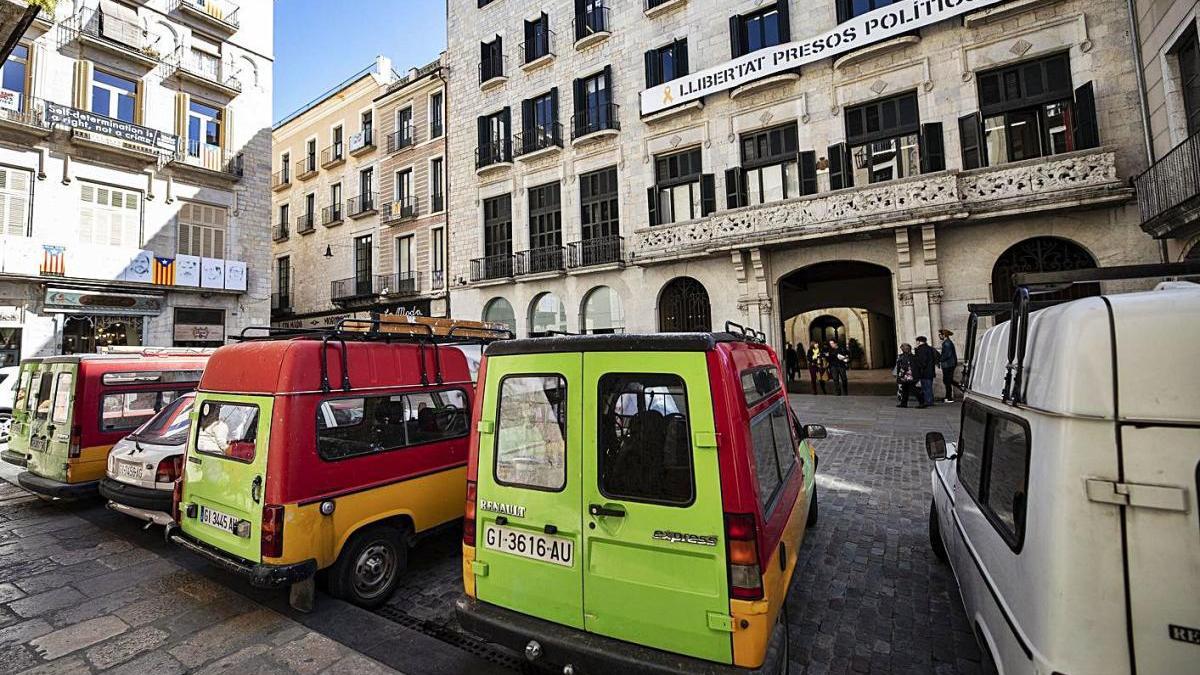 Vehicles de les brigades municipals en una protesta, en una imatge d&#039;arxiu.