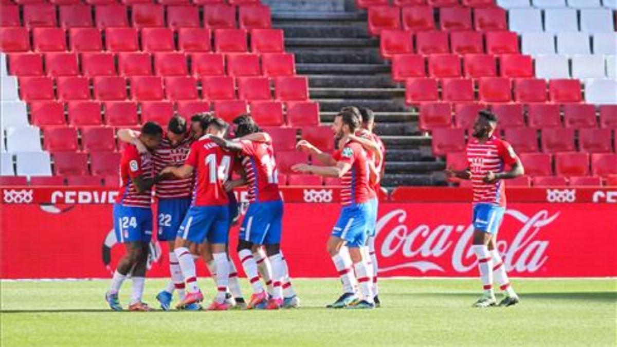Los jugadores del Granada celebrando un gol ante el Molde