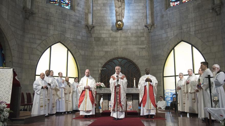 El bisbe de Vic defensa els oficis tradicionals a la missa de la Llum, que ha omplert el Carme