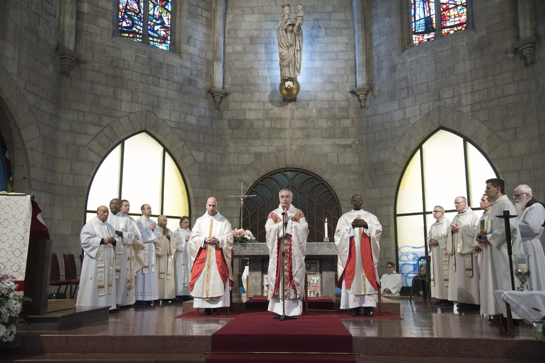 El bisbe defensa els oficis tradicionals a la missa de la Llum que ha omplert el Carme