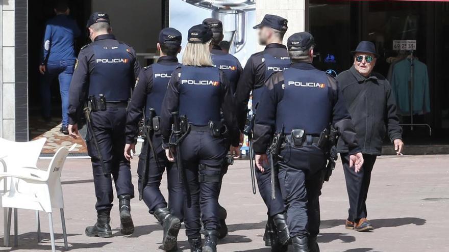 Agentes del Cuerpo Nacional de Policía durante un dispositivo en Alzira.