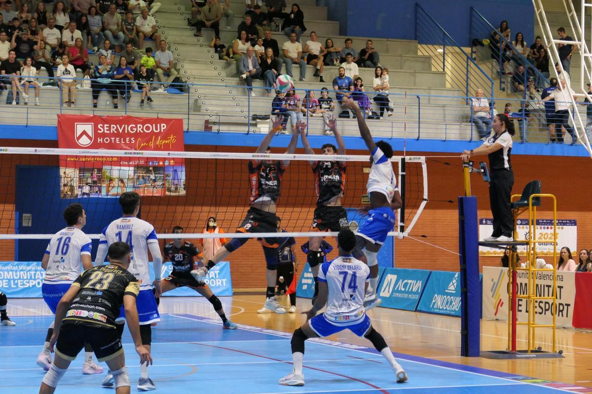Una acción del partido entre el Servigroup Benidorm y el Pamesa Teruel VB