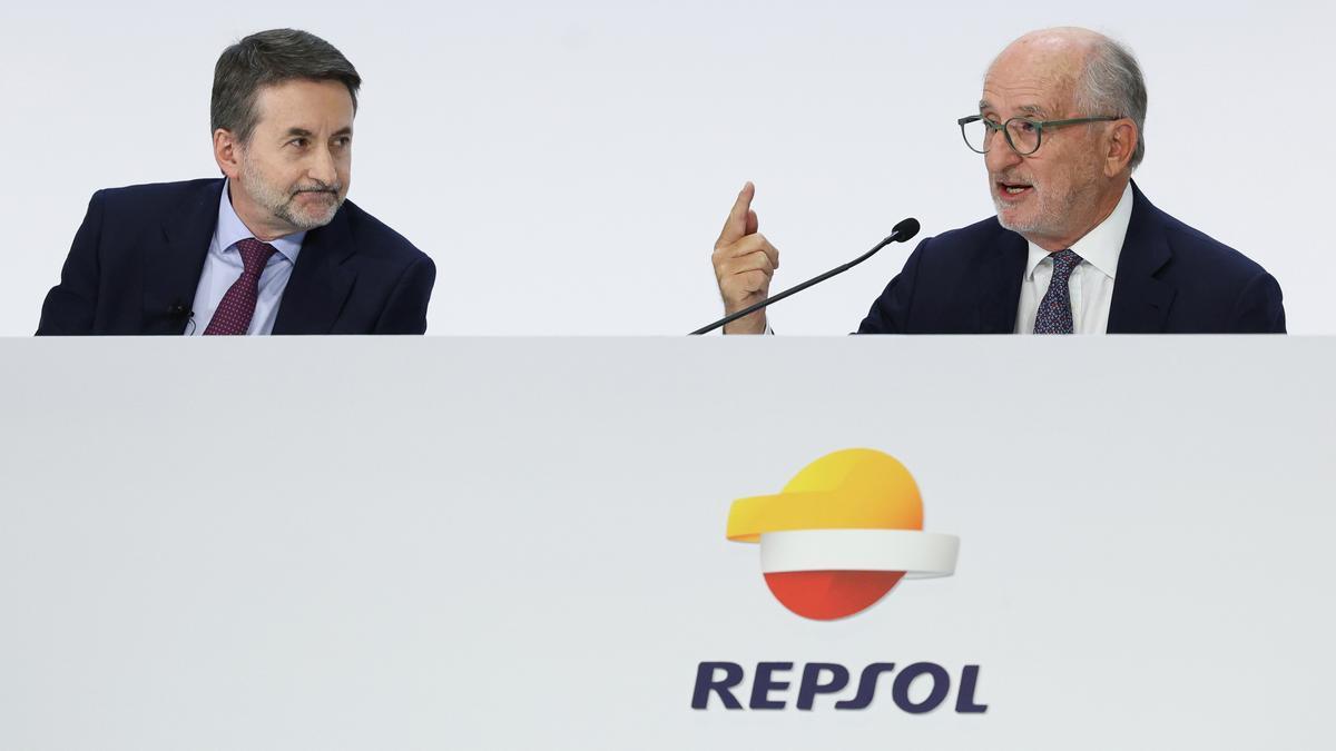 Archivo - El CEO de Repsol, Josu Jon Imaz y el presidente de Repsol, Antonio Brufau, durante la junta General de Accionistas de Repsol, en el Palacio Municipal de Congresos de Madrid, a 25 de mayo de 2023,