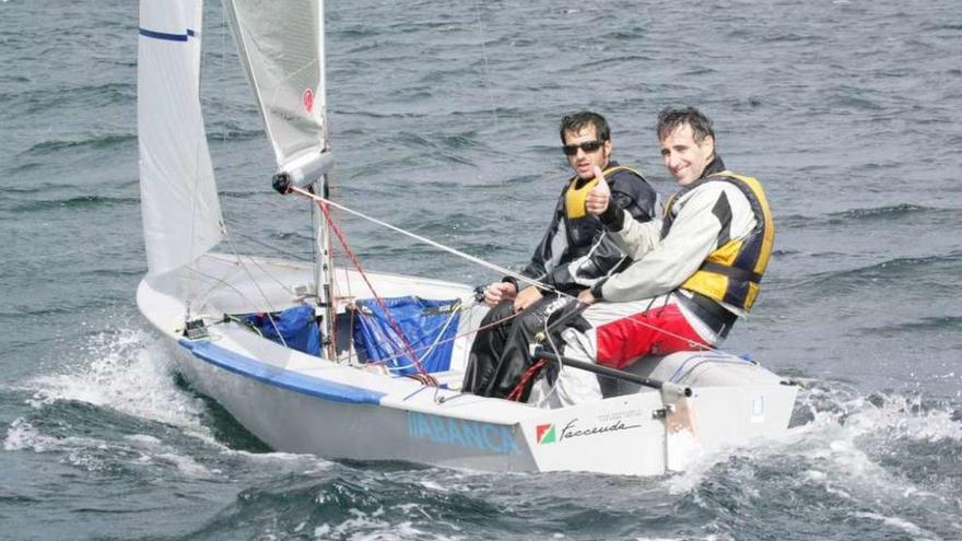 Pablo Cabello y Javier Lago festejan su victoria final tras las tres mangas disputadas ayer.