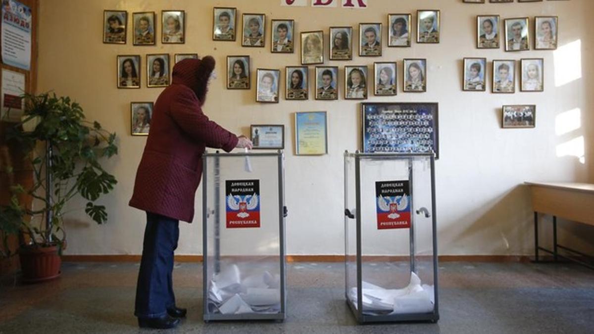 Una mujer vota durante las elecciones de noviembre de la República Popular de Donetsk.