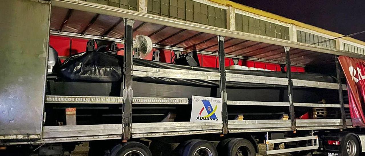 El camión con la narcolancha intervenida por Aduanas en Torrevieja. | INFORMACIÓN