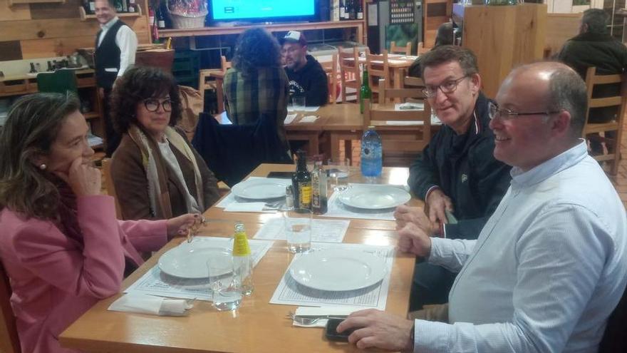 Cachopo a la plancha y ensalada: así fue la cena de Feijóo en Salinas