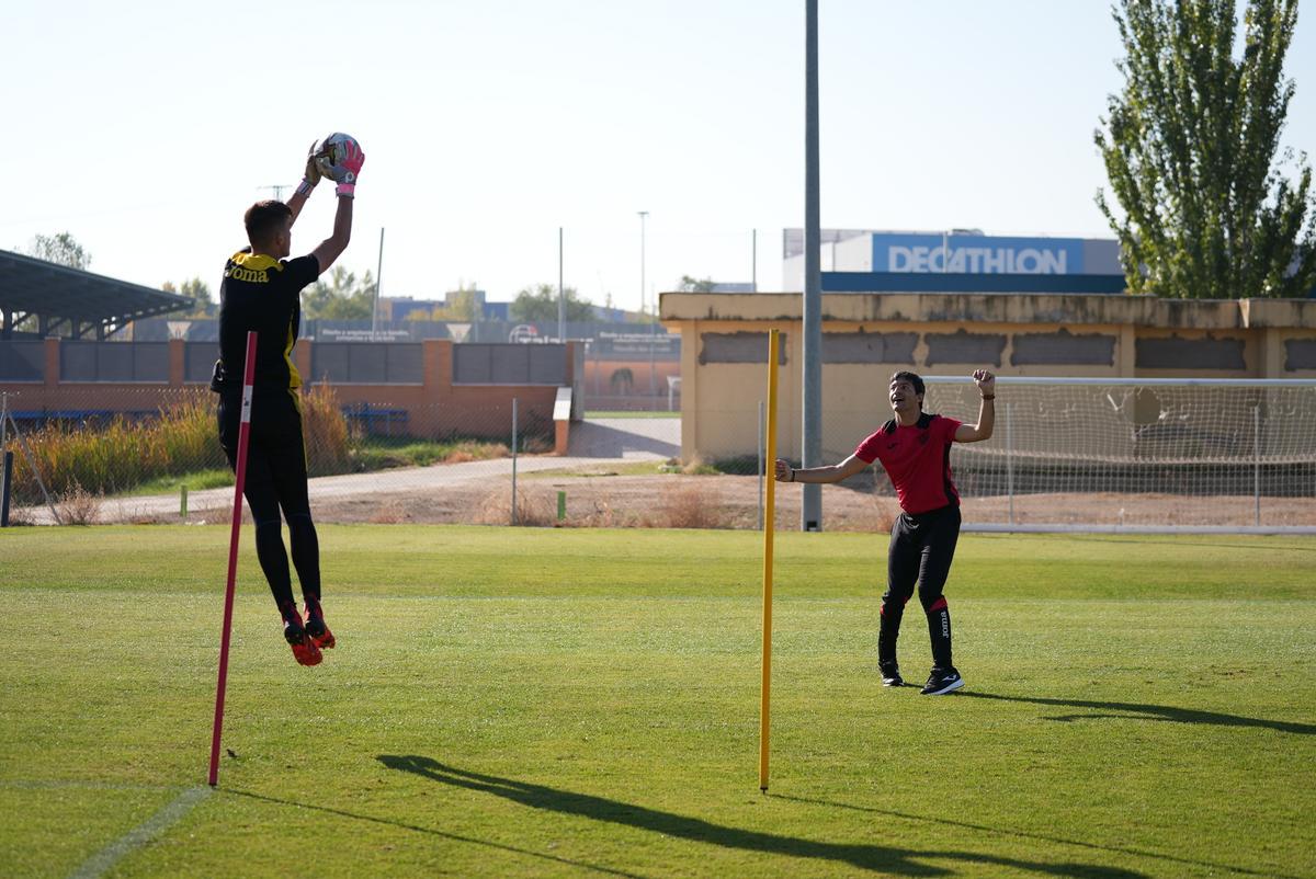 Josemi dirige uno de los ejercicios durante el entrenamiento del CD Leganés B.