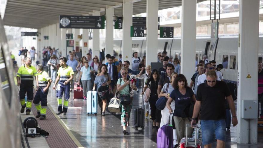 Renfe lanza billetes del AVE para viajar los fines de semana de noviembre a Madrid desde 25 euros