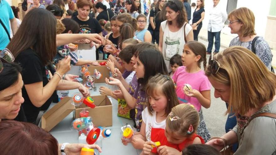 Escola Valenciana premia con 1.800 euros al mejor cartel para Les Trobades de 2019