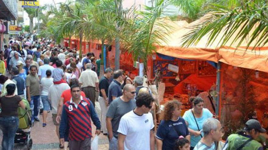 Vecindario acoge una feria con  30 artesanos y un mercado de roscones