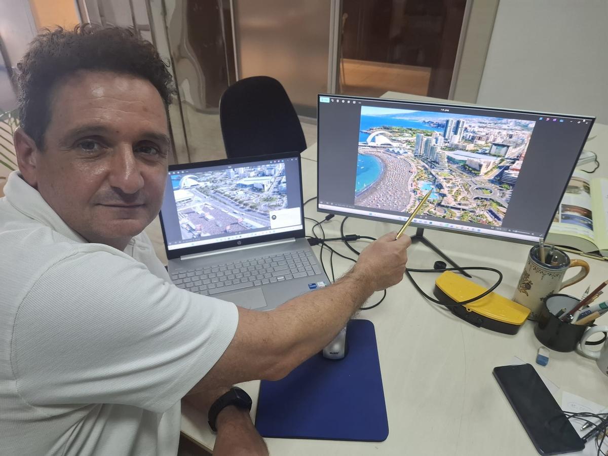 Chus del Real muestra las imágenes que recrean la propuesta en su estudio.